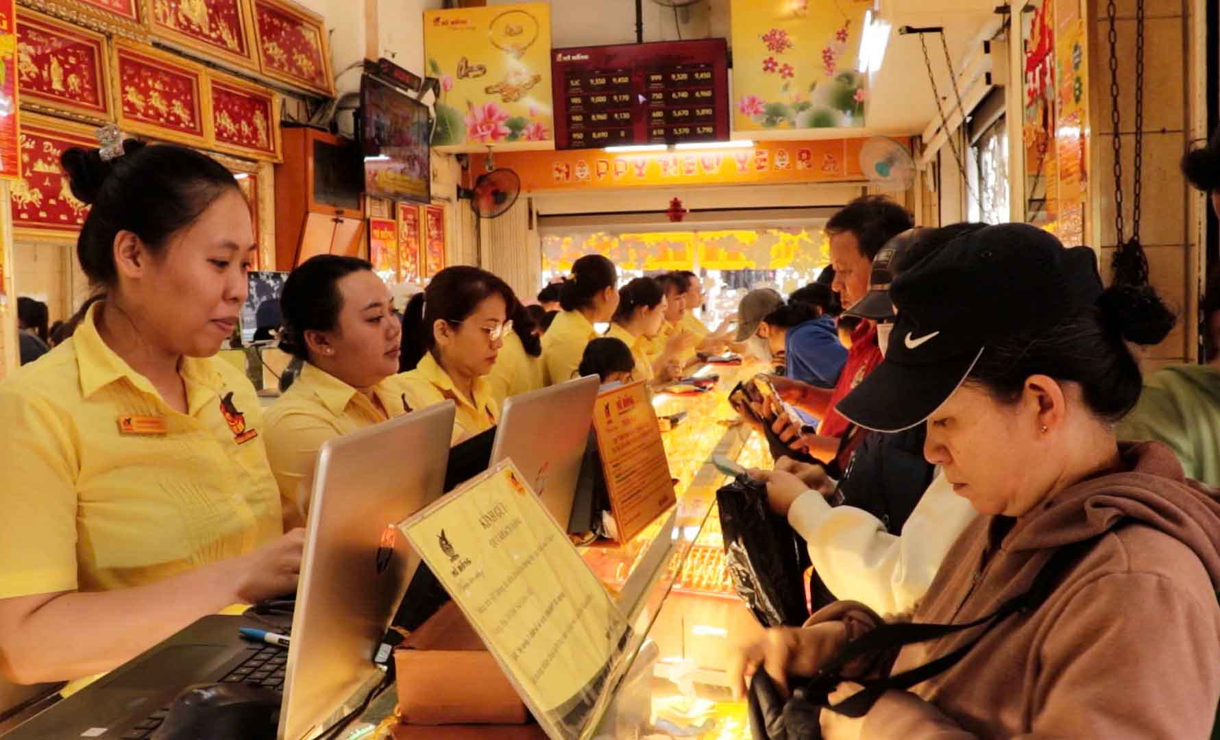 Ho Chi Minh City residents buy gold. Photo: Nhu Quynh