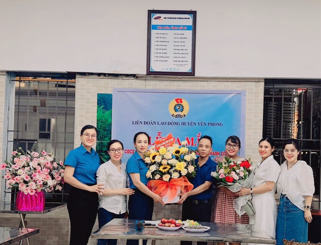 Establish a grassroots trade union, develop union members in Yen Phong district (Bac Ninh province), in June 2024. Photo: Le Loan