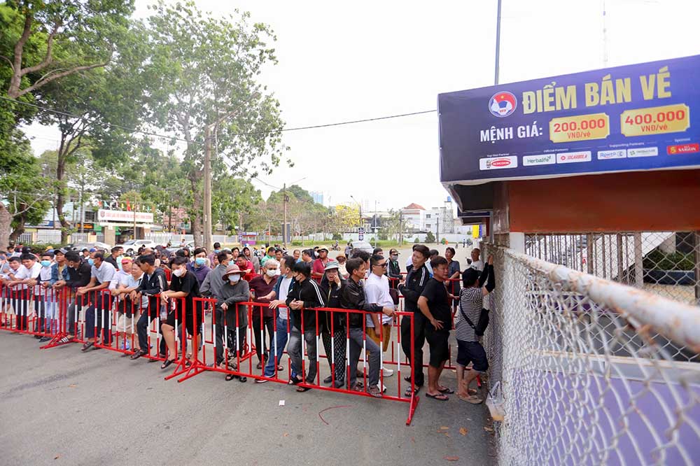 Theo ghi nhan, truoc thoi diem mo ban, hang tram co dong vien da co mat o san de xep hang tu som de doi mua ve.