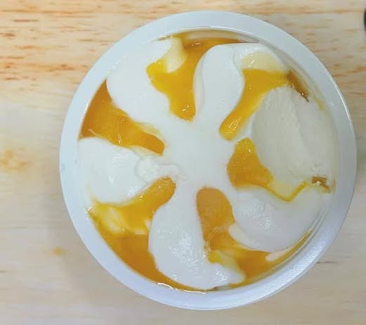 Flavorsome yogurts, especially yogurts made with flavorings, can increase blood sugar levels. Photo: Kieu Vu