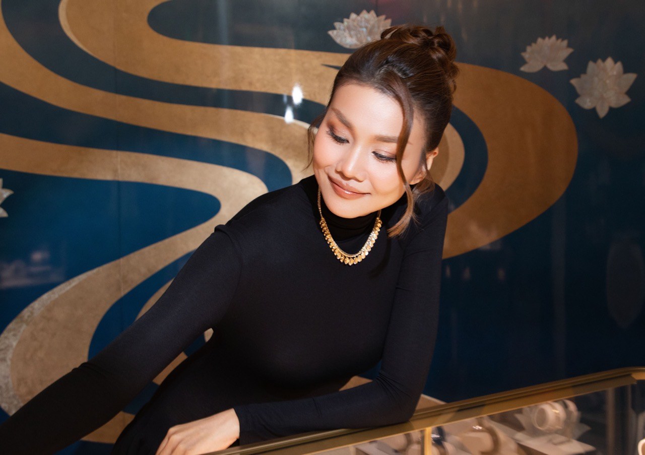 Để tạo dấu ấn khi dự sự kiện này, Thanh Hằng đã lựa chọn bộ trang sức xa xỉ gồm vòng cổ trị giá khoảng 1,3 tỉ đồng và vòng tay hơn 1,1 tỉ đồng, tạo nên điểm nhấn ấn tượng, tôn lên sự sang trọng và quý phái.