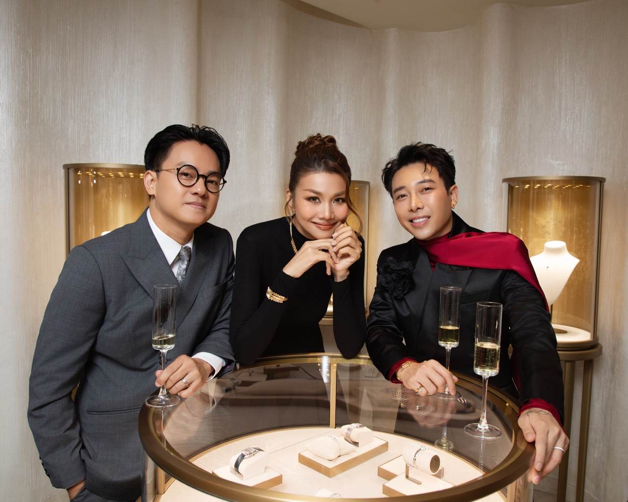 Dac biet chiec vong co ma Thanh Hang chon cung nam trong bo suu tap “Grain de cafe” ma Cong nuong Monaco tung deo.