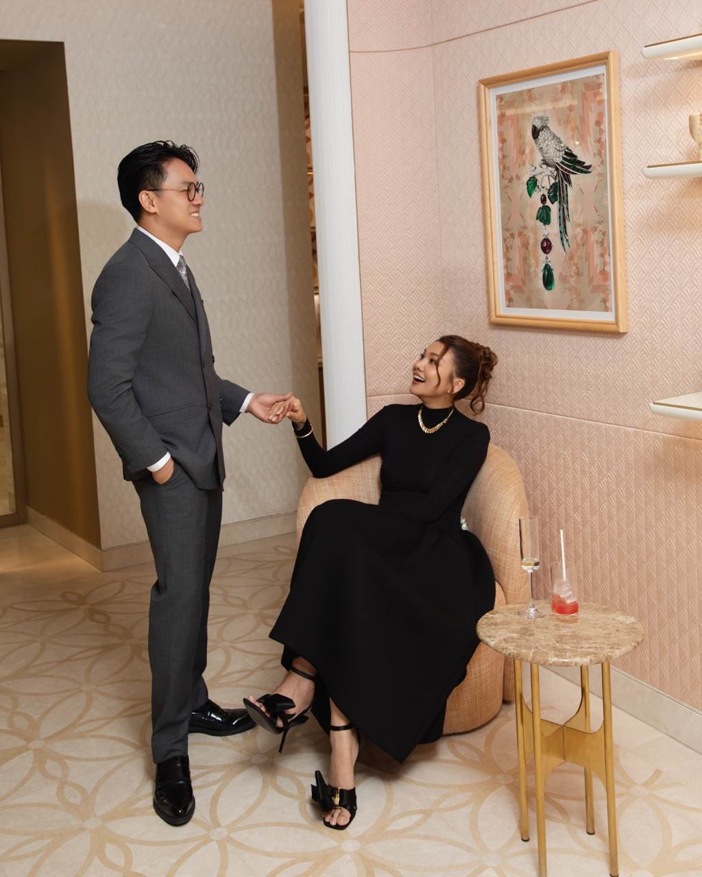 Tai su kien, khong chi noi bat voi ve ngoai long lay, Thanh Hang con gay chu y khi sanh buoc ben ong xa Tran Nhat Minh. Cap sao khien nhung nguoi tham du phai nguong mo voi su tinh tu, luon tuong tac ngot ngao va day yeu thuong. Ca hai khong ngan ngai the hien tinh cam va su gan ket truoc ong kinh, tao nen nhieu khoanh khac day cam xuc va lang man.