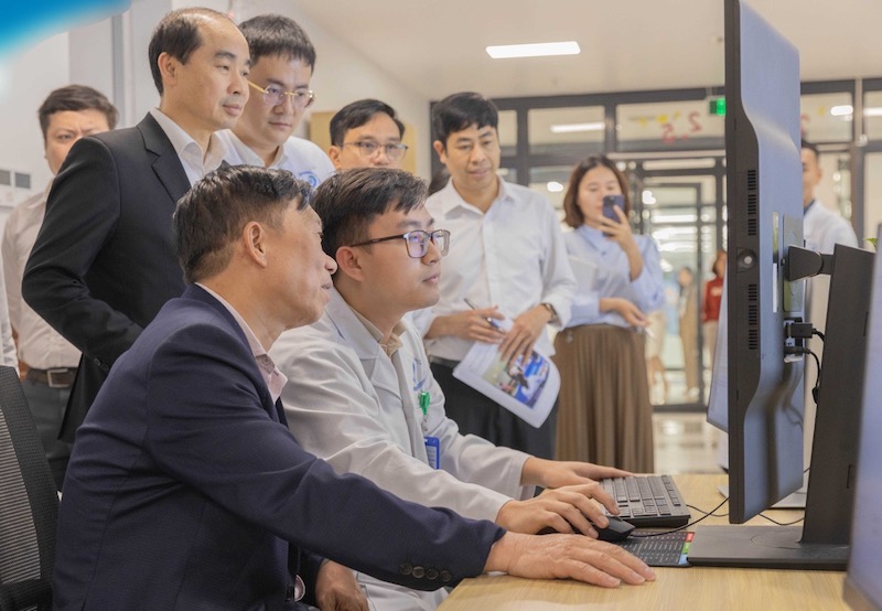 Associate Professor Tran Quy Tuong and the Professional Council conduct field inspections of systems related to electronic medical records. Photo: Provided by the hospital