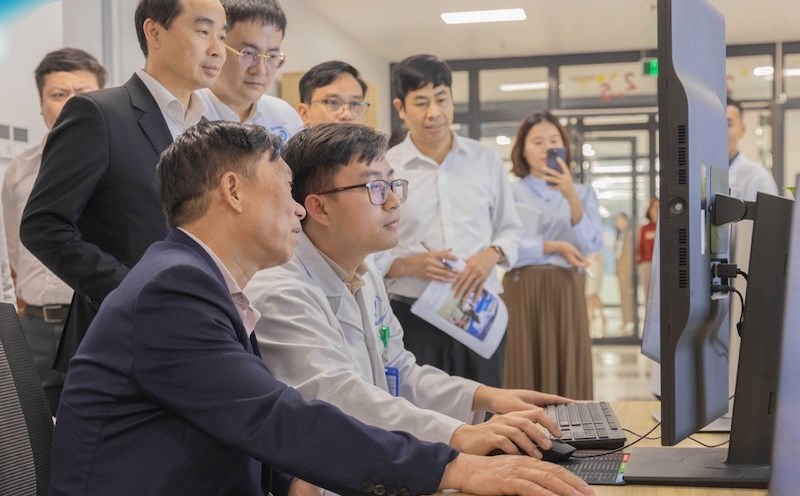 Associate Professor Tran Quy Tuong and the Professional Council conduct field inspections of systems related to electronic medical records. Photo: Provided by the hospital