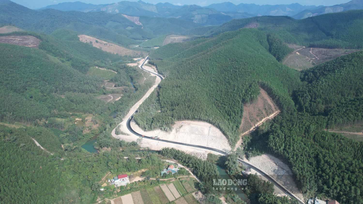 In recent years, Ha Long City and Quang Ninh Province have invested heavily in building transport infrastructure in the mountainous communes of Ha Long City. Photo: Nguyen Hung