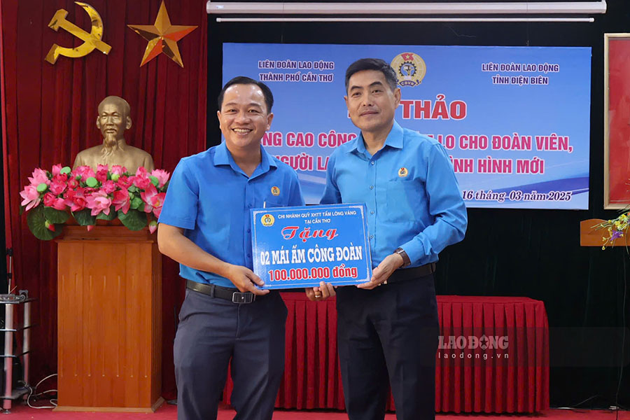 El Sr. Nguyen Ngoc Tan - Vicepresidente de la Federacion Laboral de la Ciudad de Can Tho (izquierda) otorgo el refugio sindical a la Federacion Laboral de la provincia de Dien Bien. Foto: Tran Nga