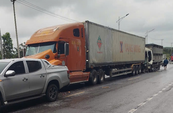 3 vehicles collided in a row at the Dong Hoi City bypass. Photo: Xuan Nghia
