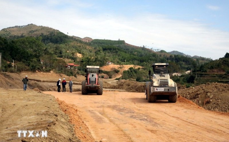Construction of the Huu Nghi - Chi Lang border gate expressway project (Lang Son). Photo: Van Dat/VNA
