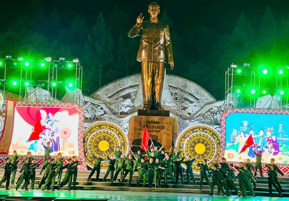 Rehearsal of the art program to celebrate the 50th anniversary of the Liberation of Gia Lai province. Photo: Thanh Tuan