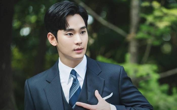 Kim Soo Hyun hien bi phat tan nhieu anh rieng tu va chiu su cong kich, xuc pham nang ne. Anh: Nha san xuat phim Nu hoang nuoc mat/Netflix 