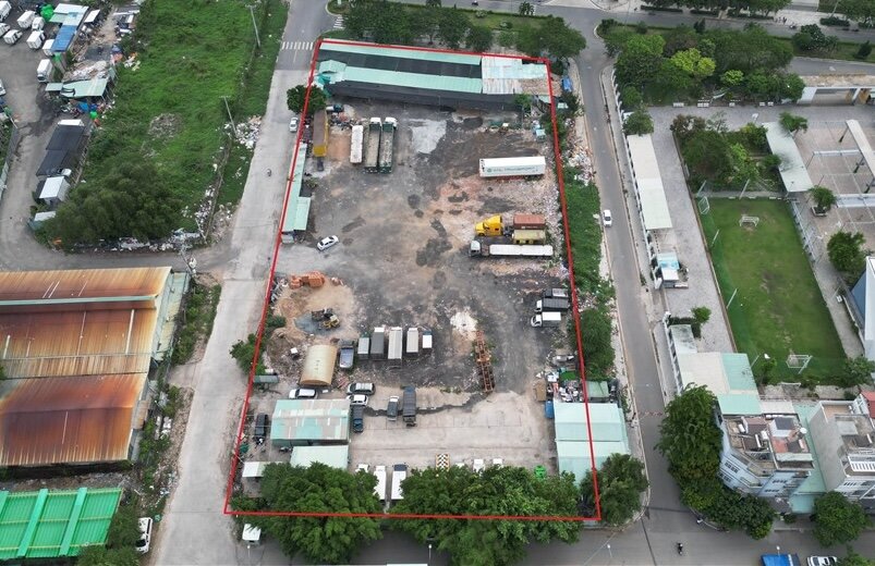 The land of the social housing project in Tan Thuan Tay Residential Area (MR1 - District 7) is still "inactive". Photo: Huu Chanh