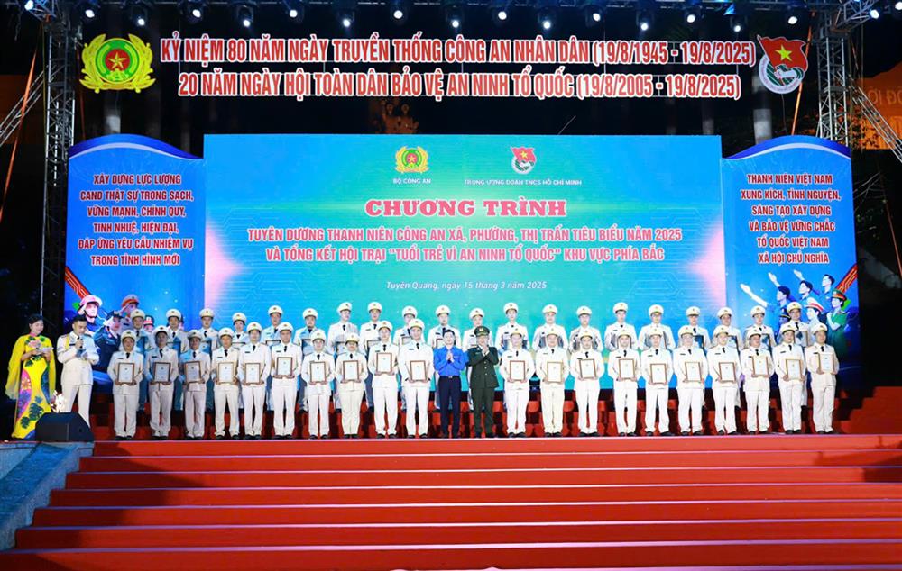 Lieutenant General Nguyen Ngoc Toan and Secretary of the Central Executive Committee of the Nguyen Minh Triet Youth Union presented certificates of merit to outstanding young police officers of communes, wards and towns in 2025. Photo: Ministry of Public Security
