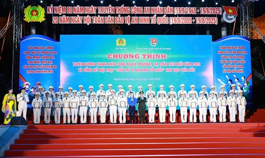 Trung tướng Nguyễn Ngọc Toàn và Bí thư Ban Chấp hành Trung ương Đoàn Nguyễn Minh Triết trao chứng nhận tuyên dương thanh niên công an xã, phường, thị trấn tiêu biểu năm 2025. Ảnh: Bộ Công an
