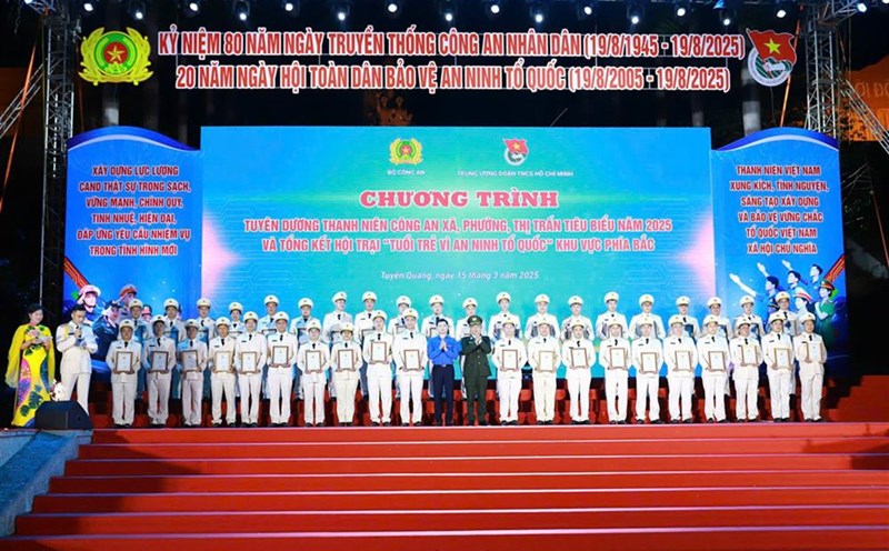 Lieutenant General Nguyen Ngoc Toan and Secretary of the Central Executive Committee of the Nguyen Minh Triet Youth Union presented certificates of merit to outstanding young police officers of communes, wards and towns in 2025. Photo: Ministry of Public Security