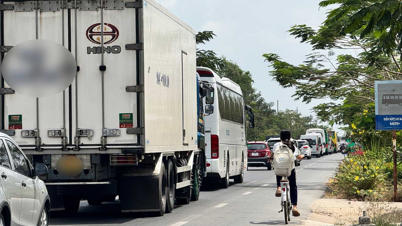 Tinh trang ket xe dai hang km doan qua Chua Chen Kieu (huyen My Xuyen, tinh Soc Trang) thuong xuyen vao cac ngay cuoi tuan. Anh: Phuong Anh
