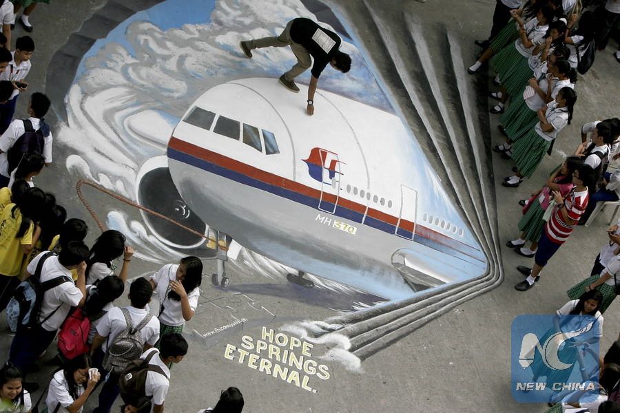 Philippine students watch three-dimensional graffiti paintings about the missing flight MH370, March 17, 2014. Photo: Xinhua