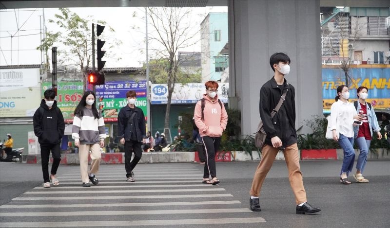 In places where there are road markings or other signs for pedestrians, drivers of vehicles participating in road traffic must reduce speed. Photo: Hai Danh