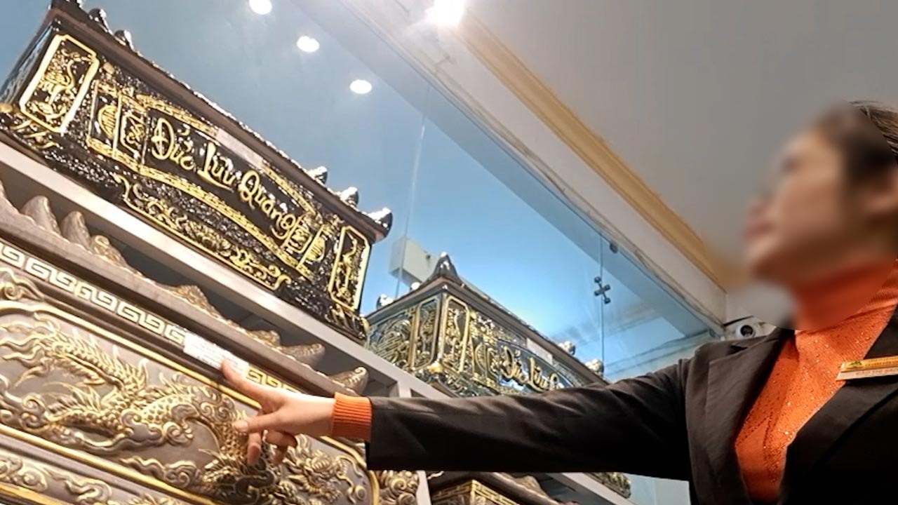 Employees of Vinh Hang Bamboo incubation Center introduced to reporters the types of pickles sold here. Photo: PV Group.