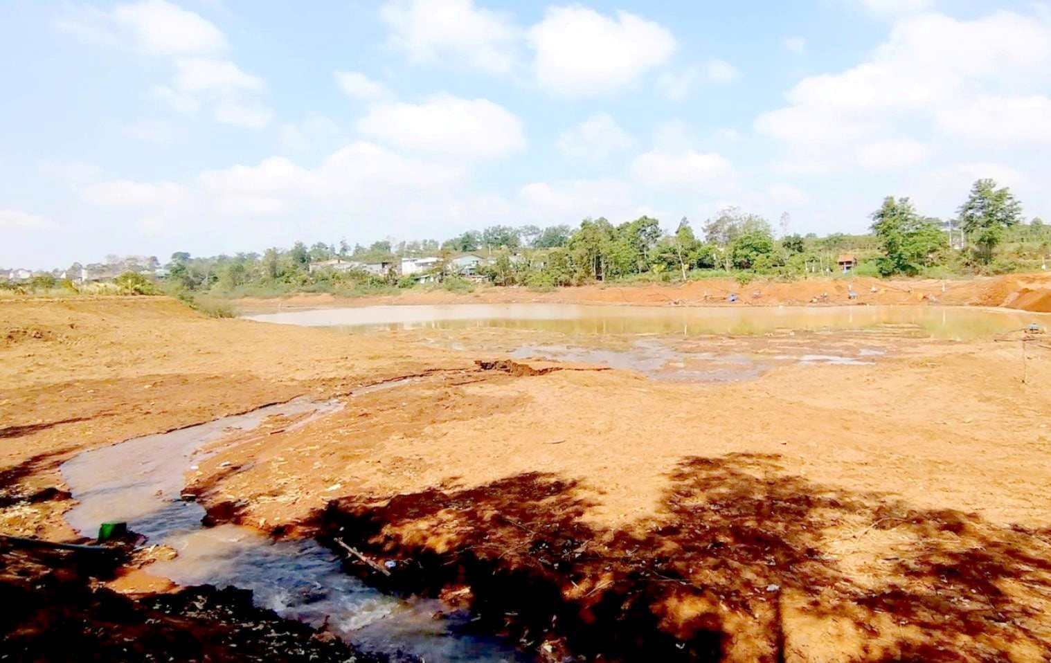 Some dams in Dak Mil district have run out of water, the drought situation is unpredictable. Photo: Tran Thoan