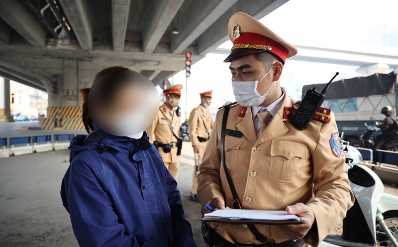 The Traffic Police force made records of violations of the Law on Road Traffic Order and Safety. Photo: Huong Nha