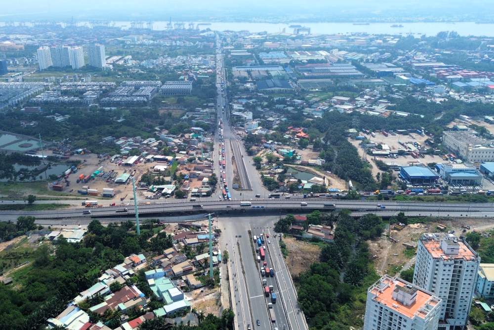 My Thuy intersection (Thu Duc City) has not been completed for 9 years due to land clearance problems. Photo: Anh Tu