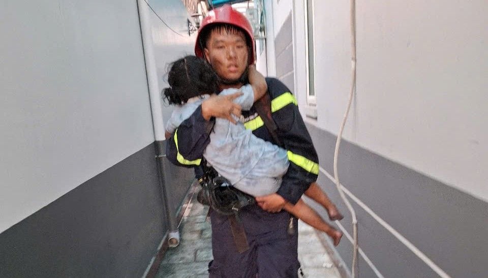 Firefighters rescue a child from the scene of the fire. Photo: Provided by the police