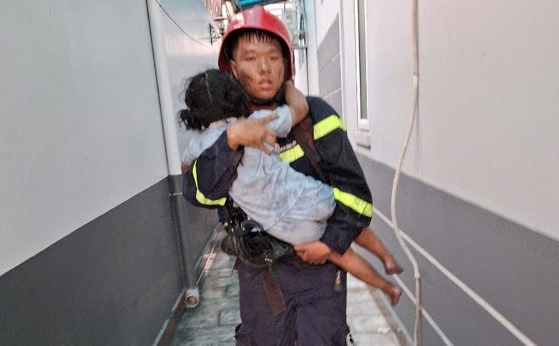 Firefighters rescue a child from the scene of the fire. Photo: Provided by the police