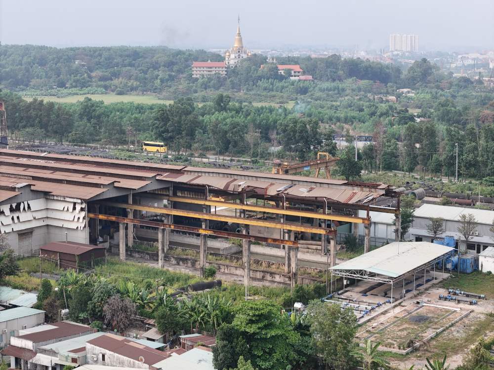 Ve hien trang, khu vuc nay truoc nay la nha may Nhatico (Cong ty Nha tien che), cac cong trinh xay dung tai day da xuong cap nghiem trong, hoang phe. Hien tai, khu nay con cac nha may, bai container va nghia trang xen ke voi nha dan.  