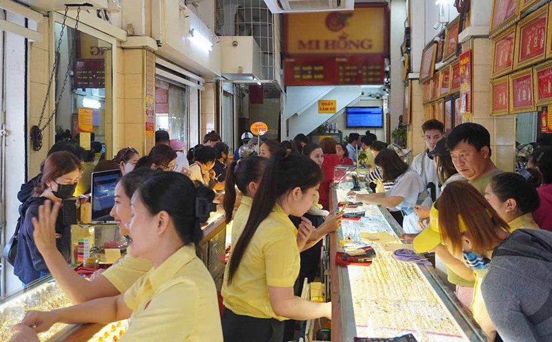 Giá vàng lập đỉnh, người dân TPHCM vẫn tìm mua vào. Ảnh: Như Quỳnh