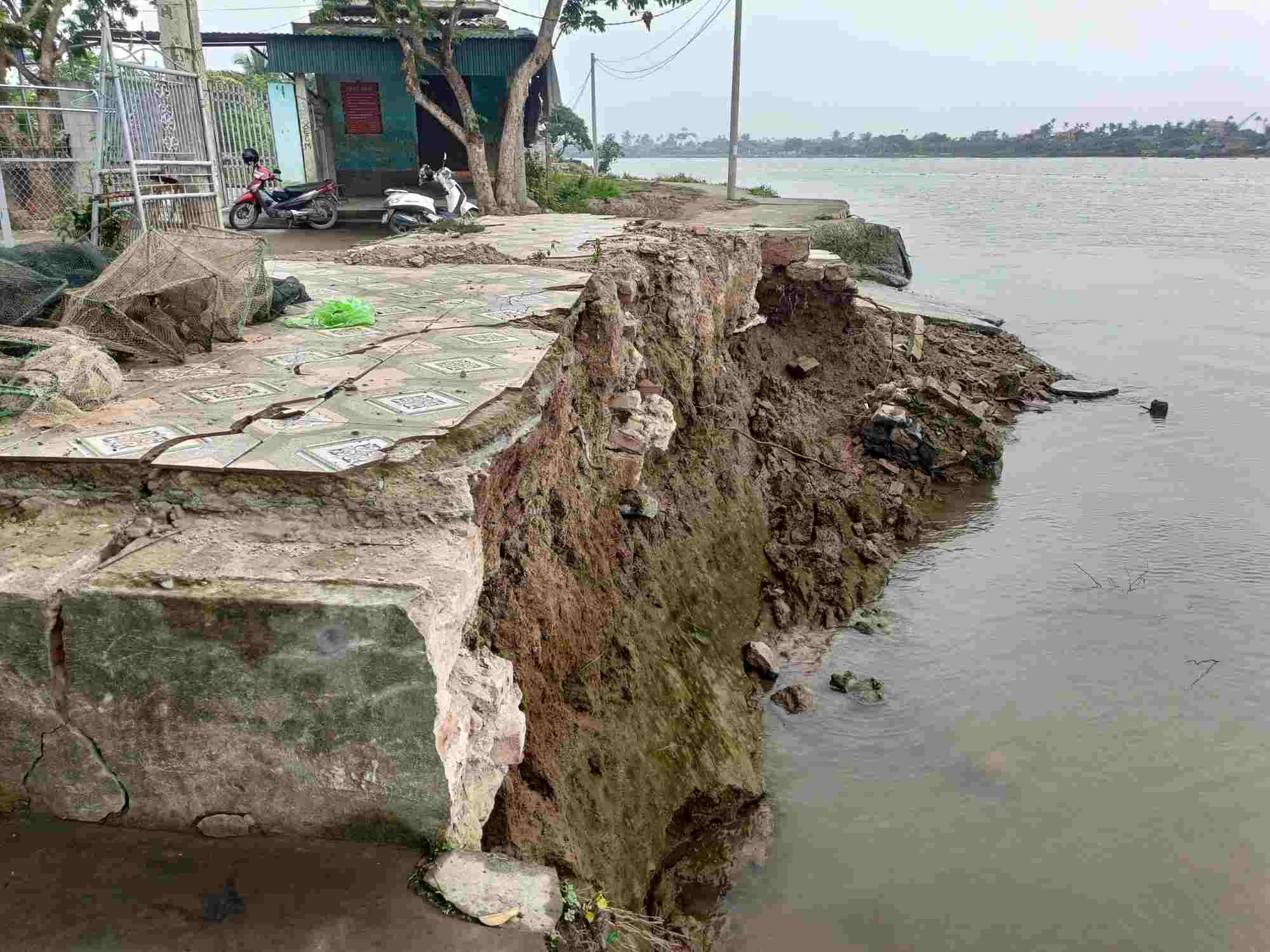 Landslide in Quan ferry area ( Bat Trang commune, An Lao district, Hai Phong). Photo: Mai Dung