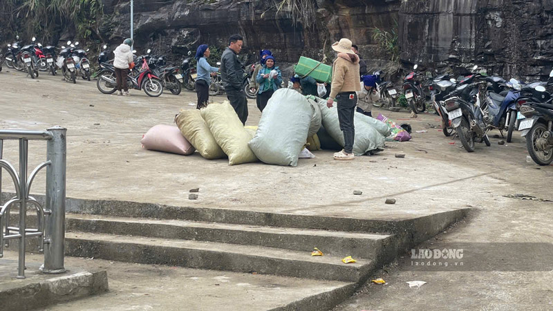 Hang hoa duoc nguoi dan dem di trao doi qua ben kia bien gioi. Anh: Dinh Dai