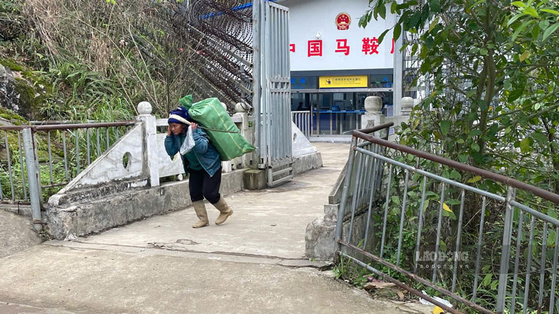 Di qua cau Thien Sinh la nguoi dan da sang ben kia bien gioi. Anh: Dinh Dai