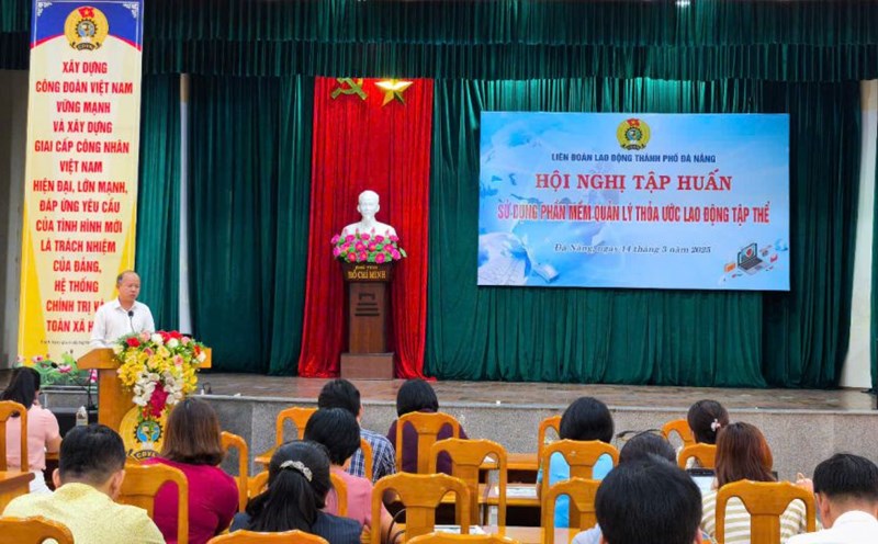 The Da Nang City Labor Federation organized a training conference on the use of collective labor agreement management software for grassroots unions. Photo: Tuong Minh