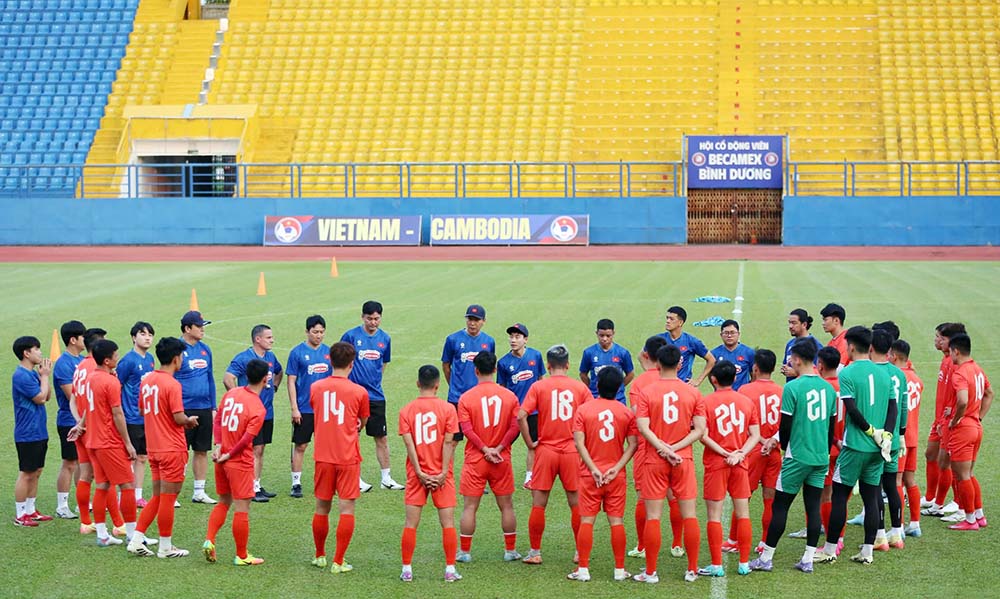 Chieu 16.3, doi tuyen Viet Nam co buoi tap tren san van dong Binh Duong (tinh Binh Duong) de chuan bi cho 2 tran dau gap Campuchia va Lao sap toi.