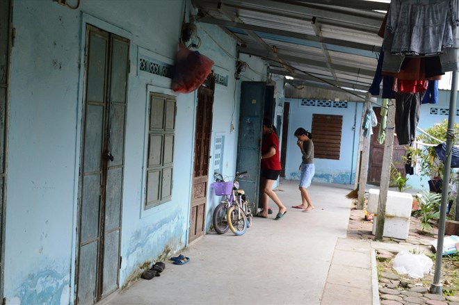 Khong co nha o xa hoi, nhieu cong nhan o Quang Ngai phai ta tuc trong nhung can phong tro xuong cap, nhung gia cho thue lai cao. Anh: Vien Nguyen.