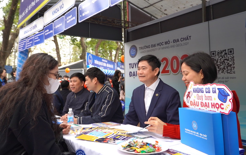 Thí sinh nghe tư vấn tuyển sinh tại gian hàng của Trường Đại học Mỏ - Địa chất sáng 16.3. Ảnh: Vân Trang