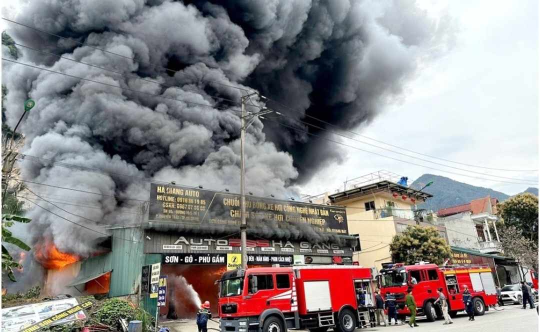 Car garage fire in Ha Giang. Photo: My Ly