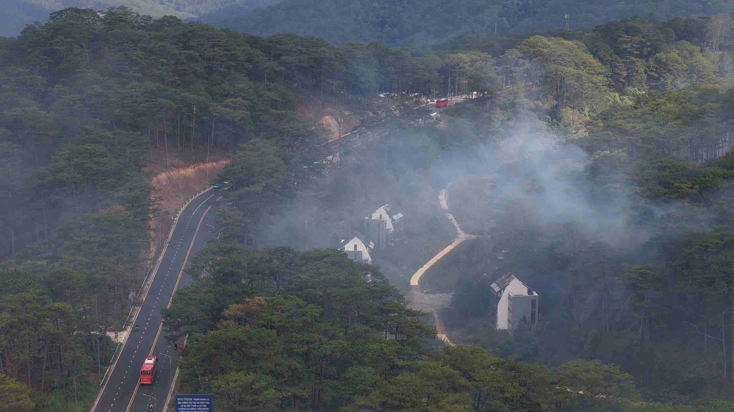 Scene of the forest fire under the cable car in Da Lat city, Lam Dong province. Photo: Lam Hong