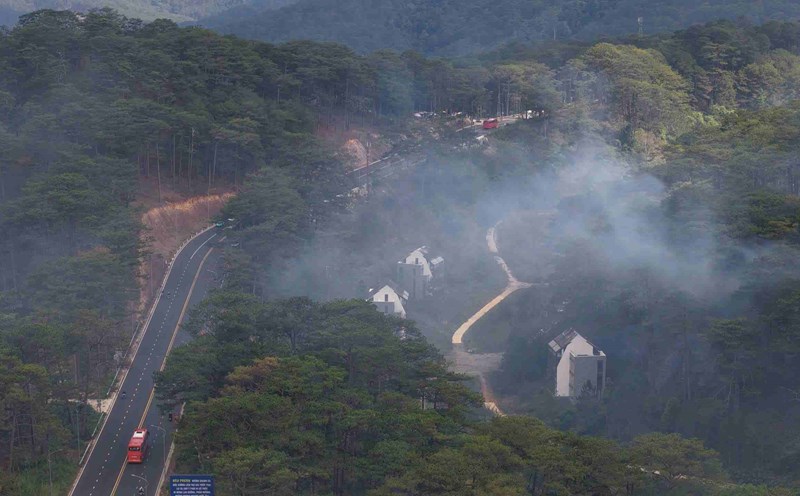 Scene of the forest fire under the cable car in Da Lat city, Lam Dong province. Photo: Lam Hong