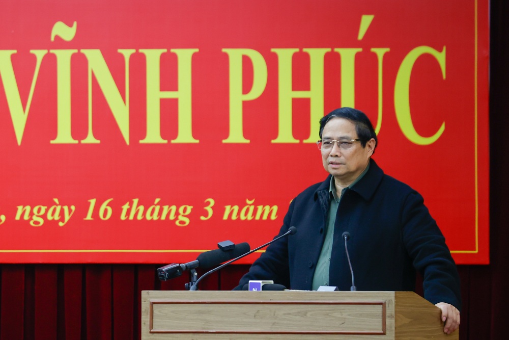 Politburo member and Prime Minister Pham Minh Chinh spoke at the meeting with the Standing Committee of the Vinh Phuc Provincial Party Committee. Photo: VGP/Nhat Bac