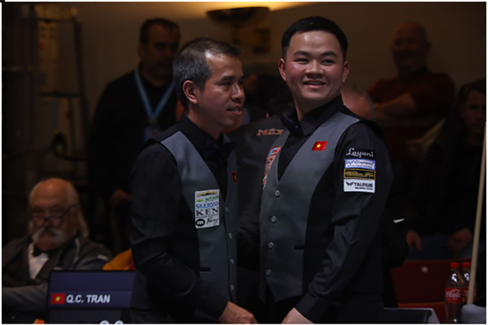 Tran Quyet Chien (left) and Bao Phuong Vinh showed impressive form in the world team 3-cushion carom billiards tournament. Photo: UMB
