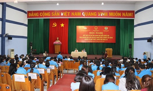 Đoàn Đại biểu Quốc hội tỉnh Khánh Hòa tiếp xúc cử tri công nhân, cán bộ công đoàn. Ảnh: Phương Linh.