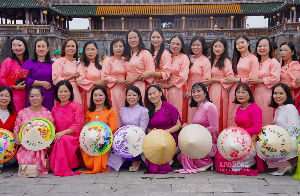 Tourists wearing Ao Dai visit Hue monuments. Photo: Nguyen Luan.