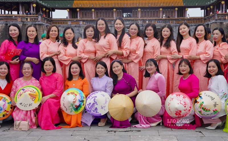 Tourists wearing Ao Dai visit Hue monuments. Photo: Nguyen Luan.