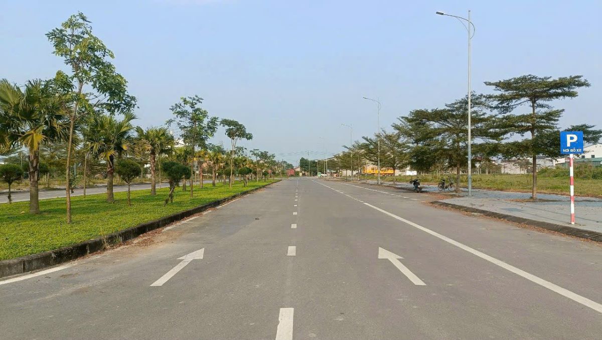 The road leading to the auction location of 79 land lots. Photo: H.Nguyen