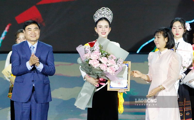 Mr. Tran Quoc Cuong - Secretary of Dien Bien Provincial Party Committee (left) - presented the ice and crown of Hoa Ban Beauty 2025 to contestant Phan Tran Linh Dan. Photo: Quang Dat