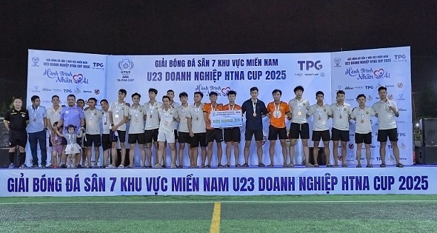 U23 Anh Em Tu Nghia gianh tam huy chuong dong chung cuoc sau man dau luan luu cuc ki hap dan truoc U23 Minh Long Home. Anh: BTC