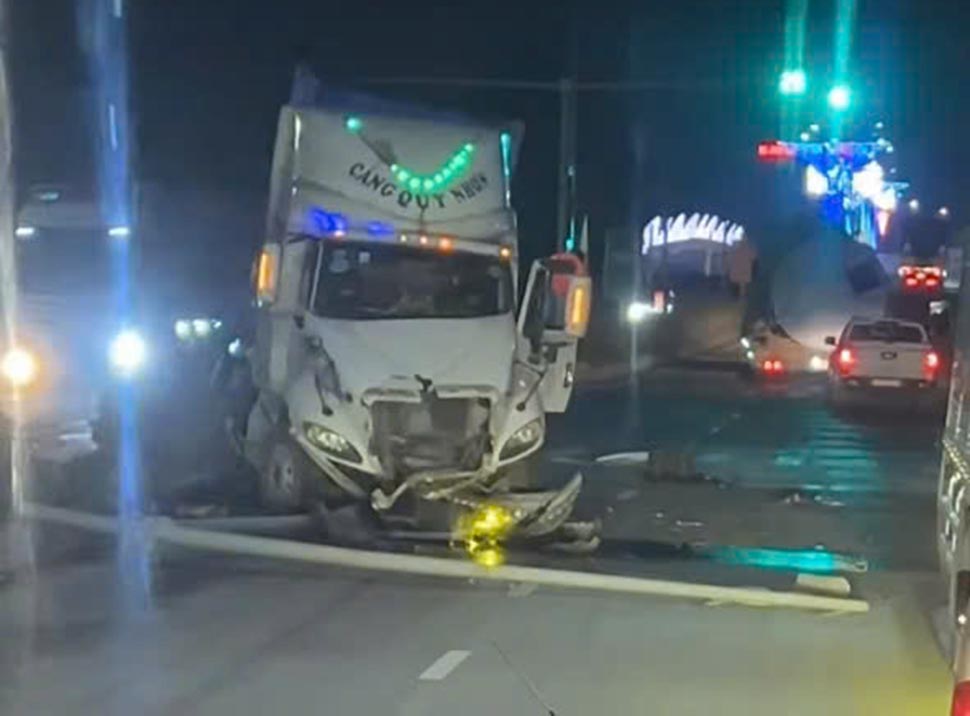 Scene of the container truck accident that broke a light pole in Can Loc. Photo: Quang Tuan