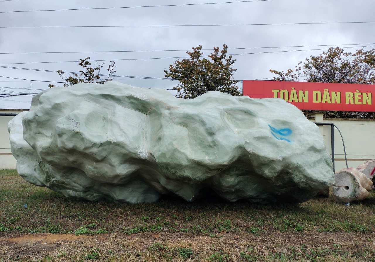 Nhung khoi da canh hang chuc, hang tram tan voi du kich co bi thu giu. Anh: Van Duc.